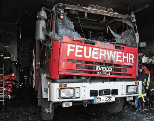 Das Fahrzeug der Feuerwehr Neukirchen ist bei einem Brand des Feuerwehrhauses im Sommer 2018 zerstört worden. Als Ersatz fungiert ein Fahrzeug, das 1996 gebaut wurde. Ein Antrag eben dieses Ersatzfahrzeug zu ersetzen, wurde in der jüngsten Sitzung des Riederinger Gemeinderates zurückgestellt.Foto Reisner
