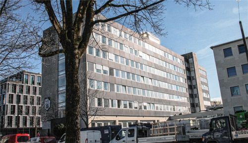 Das Hauptgebäude des Landratsamtes Rosenheim wird von sechs auf sieben Stockwerke vergrößert.Fotos Reisner