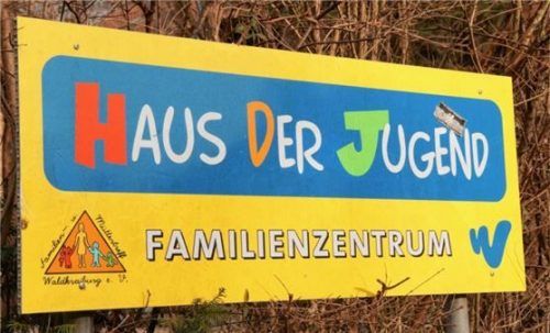 Noch ist das Haus der Jugend geschlossen, doch schon bald soll es wieder ein Jugendzentrum in der Stadt geben. Dieses Ziel haben sich die neuen Jugendpfleger vor Ort gesetzt. Foto  Grundner