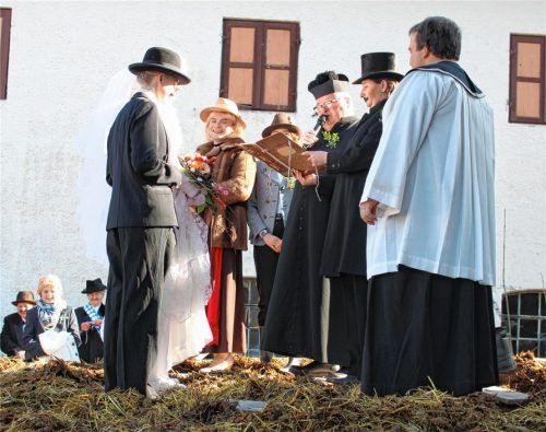 Das Jawort auf dem Misthaufen: Euphemius Griffeschwinger (Hannah Langwieder/ links im Vordergrund) und Ludmilla, Blechblosnbiaga (Lukas Wimmer/verdeckt) versprachen sich vor Merkwürden Bertinus, Bert Brunner, der schon seit der ersten Faschingshochzeit 1990 mitwirkt, die Treue bis zum Aschermittwoch.Fotos  Meier