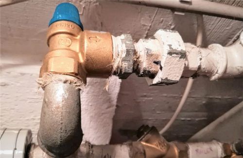 Das kleine blaue Sicherheitsventil verschleißt zwangsläufig und lässt das ankommende Wasser dann sofort wieder in den Kanal fließen. Ein regelmäßiger Blick auf die Wasseruhr hilft, unliebsame – und vor allem teure – Überraschungen zu vermeiden. Fotos  Sperber