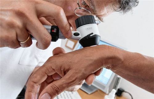 Das regelmäßige Hautscreening beim Dermatologen hilft, etwaige Krebserkrankungen frühzeitig zu erkennen. Fotos Imagetype New Media GmbH, dpa