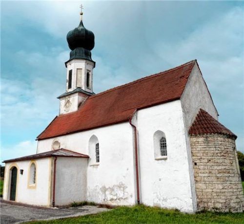 Das romanische Kircherl St. Aegidius bei Kolbing wartet auf weitere Sanierungsschritte. Foto  HUber