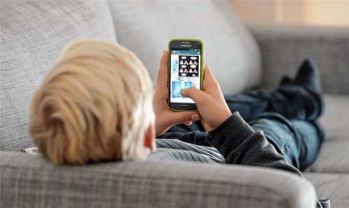 Das Smartphone dient längst nicht mehr nur zur Kommunikation, sondern wird von vielen Jugendlichen für digitale Spiele genutzt. Wer spielt, sollte die manipulierenden Mechanismen kennen.Foto  Tobias Hase/DPA