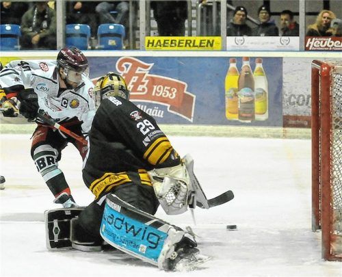 Das war die Starbulls-Führung in Füssen: Kapitän Michael Baindl erzielte das 2:1, doch danach traf Füssen viermal in Serie. Foto  Köhntopp