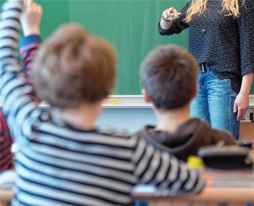 Kraftakt in den Grundschulen im Landkreis Mühldorf: Dass aufgrund des Lehrermangels und der Krankheitswelle nicht unzählige Stunden ausfallen, ist dank „Mobiler Reserven“ derzeit noch zu stemmen. Foto dpa