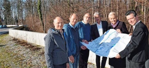 Den Betonwall im Blick haben (von links) Gerald Gaida, Stadt Rosenheim, Christoph Wiedemann, Wasserwirtschaftsamt, Paul Geisenhofer, Leiter Wasserwirtschaftsamt, Helmut Cybulska, Stadt Rosenheim, Oberbürgermeisterin Gabriele Bauer und Herbert Hoch, Stadt Rosenheim.Foto  Stadt Rosenheim