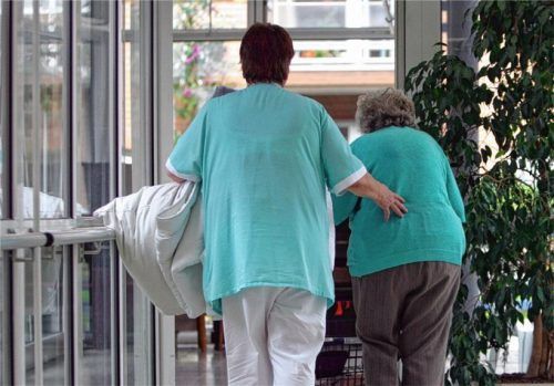 Der Eigenanteil an den Kosten im Pflegeheim ist gestiegen. Übersteigen sie den Pauschbetrag, können die Kosten als außergewöhnliche Belastungen in der Steuererklärung angegeben werden. Foto Peter Steffen/dpa