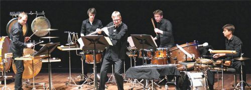 Der Flötist Michael Martin Kofler (Mitte) war umgeben von einer imposanten Schlagzeugbatterie. Foto Janka