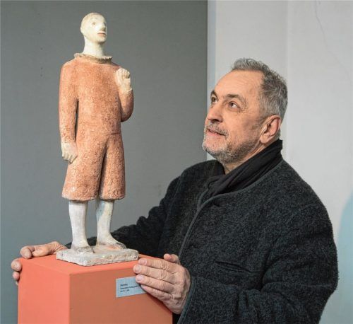 Der Harlekin ist das Lieblingsstück von Kreisheimatpfleger Karl Aß in der aktuellen Marianne-Lüdicke-Sonderausstellung im Priener Heimatmuseum. Foto Berger