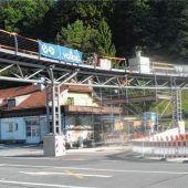 Eine Brücke wird verbunden
