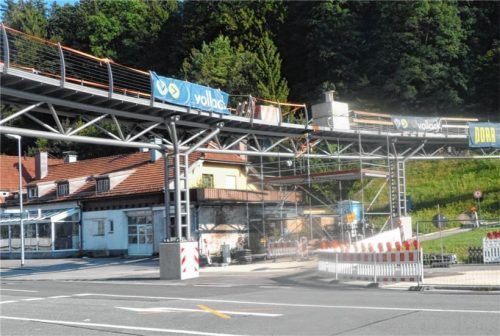 Der Heilig-Geist-Steg in Traunstein sollte ursprünglich schon Anfang September fertig sein. Doch die beiden Brückenteile klaffen mehrere Zentimeter auseinander – nun haben die Zuständigen eine Lösung ausgearbeitet. Foto Staatliches Bauamt Traunstein