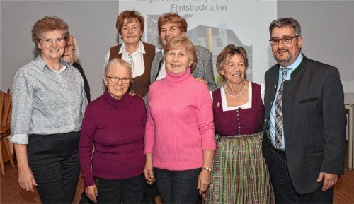 Der Helferkreis für Seniorenarbeit stellt sich vor (von links): Sophie Huber, Mariele Birkinger, Hanni Karrer (Seniorenbeauftragte und Orga-Leiterin), Sabine Resch, Käthe Mayrhofer, Elisabeth Weiß (Orga-Leiterin) und Inge Birkinger mit Bürgermeister Stefan Lederwascher. Foto  Weiß