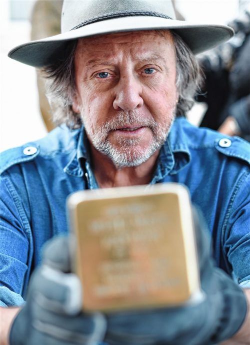 Der Künstler Gunter Demnig wird am 7. März zwei Stolpersteine für das italiensche Zwangsarbeiter-Ehepaar Zanobini in Kolbermoor verlegen. Seit 1992 erinnert er so an Opfer der Terrorherrschaft der Nationalsozialsten. Foto dpa