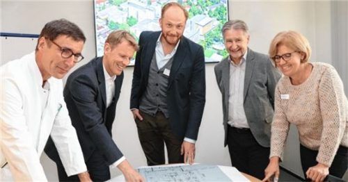 Der neue Kaufmännische Leiter Dr. Max von Holleben (Mitte) wurde von (von links) Ärztlichem Direktor Dr. Hanns Lohner, Geschäftsführer Dr. Jens Deerberg-Wittram, Pflegedirektor Hans Albert und Pflegedirektorin Andrea Rosner begrüßt.Foto re