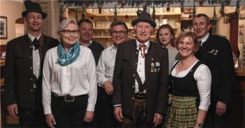 Der neue Vorstand der Schützengesellschaft Sonnhart: Konrad Straßburger, Liane Kea, Hans Dettendorfer, Ben Kea, Josef Oberauer, Ingrid Adolff, Larissa Kea und Gauschützenmeister Gerhard Nevihosteny (von links).Foto  Steffenhagen