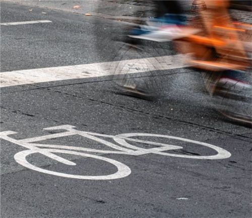 Der Radverkehr nimmt zu – auch in Waldkraiburg. Die Stadt will diesem Trend Rechnung tragen und auf der Grundlage eines Verkehrsentwicklungsplanes das Radverkehrsnetz neu spannen.Foto  Dpa