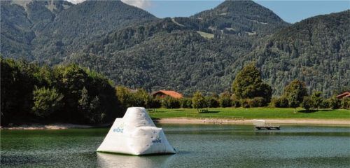 Der Reifinger Badesee bietet ein Badefloß, einen großen „Eisberg“, die Matschbrücke für die Kleinen, einen abgegrenzten Nichtschwimmerbereich und Umkleidekabinen.