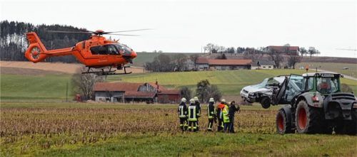 Der Rettungshubschrauber brachte die verletzte Opel-Fahrerin nach Traunstein. Ein Traktor musste ihren Wagen bergen.Foto Barth
