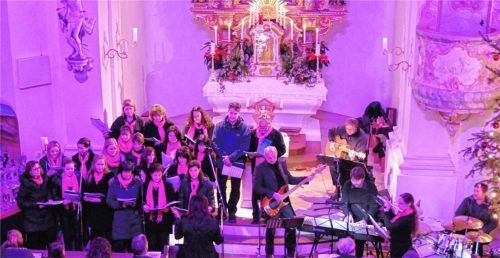 Der Rhythmus-Chor: Mit moderner geistlicher Musik brachte er das Publikum zum Mitfiebern.Foto re