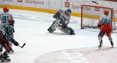 Der Rosenheimer Siegtreffer in der Overtime durch Max Vollmayer (links am Bildrand). Foto Ruprecht