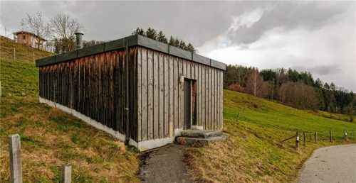 Der solide äußere Eindruck des Häuschens täuscht: Der eigentliche Wasserbehälter im Inneren ist erneuerungsbedürftig. Der geplante Neubau soll ein mehr als doppelt so großes Fassungsvermögen bieten. Foto RE