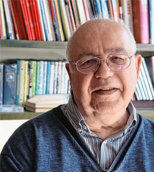 Die Aufgabe des Sammlers und Bewahrers von Augenblicken ist ihm in den Schoß gefallen. Salesianer Hans Borchardt kümmert sich um die Einrichtung Don Bosco Aschau, die heuer 70 Jahre alt wird. Foto  Jäger