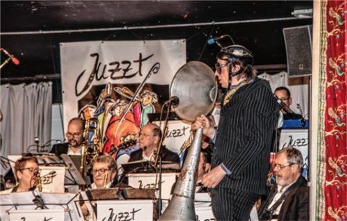 Die Big Band Juzzt Friends auf der Bühne des Benefizkonzerts für das Hope-Projekt.Foto RE