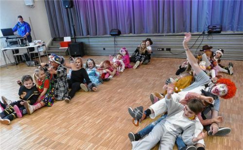 Die Clowns Toni und Charly mischten sich beim Bobfahren unter die närrische Kinderschar. Foto  Bachmaier