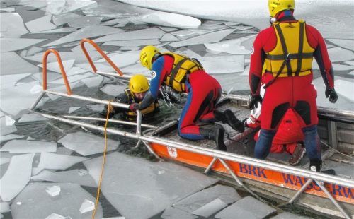 Die ehrenamtlichen Helfer der BRK-Wasserwacht üben regelmäßig die Rettung von ins Eis eingebrochenen Personen. Im Notfall ist es jedoch wichtig, dass auch Laien wissen, wie man einem Eingebrochenen helfen kann. Foto BRK