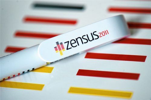 Die eklatante Differenz zwischen der Einwohnerzahl, die der Zensus 2011 ermittelte, und dem deutlich höheren Wert des städtischen Melderegisters hat die Stadt Geld gekostet.Foto  DPA