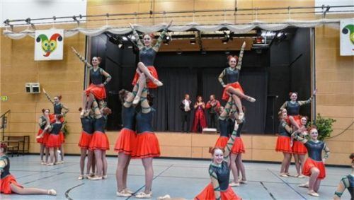 Die erfolgreiche Teeniegarde führt in ihrer Sparte die zweite Bundesliga an. Foto Bachmaier