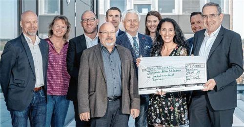 Die Experten des Immobilienverbunds Rosenheim bei der Spendenübergabe für „Aktion für das Leben“: Peter Thalmeier, Brigitte Plank, Stefan Grandauer, Stefan Bruhn, Alexander Neubauer, Gerhard Reitberger, Lisa Werner, Christine Domek-Russwurm, Alexander König und Johann Hainz (von links). Foto Christine Domek-Rußwurm