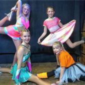 Vier Schwestern tanzen durch den Fasching