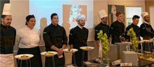 Die Gewinner: Ali Najar (rechts), Martin Smit (Dritter von rechts) und Tedros Sereke (Vierter von rechts).Foto re
