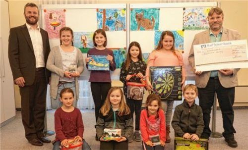 Die Gewinner der ersten und zweiten Klassen: Lena Kiefinger, Elena Pumar, Emilia Hoffmann und Silas Zahl (erste Reihe, von links). Dahinter (von links) die Sieger der dritten und vierten Klasse: Lilly Zieglgänsberger, Anna Haunreiter, Vanessa Kalisch und Emily Kinzel sowie Schulleiter Markus Blümel (rechts) und Geschäftsstellenleiter Robert Löw. Foto MELING