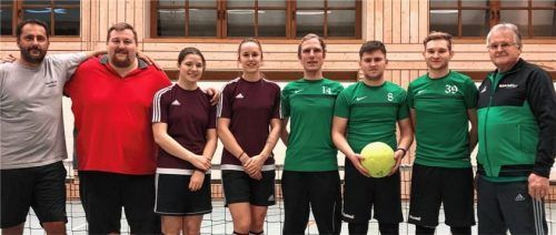 Die Gewinnerteams des Burle-Fußball-Tennis-Turniers mit dem „Dream-Team“ bei den Nichtaktiven und den „Unsfoidnixgscheidsei“ bei den Aktiven, eingerahmt von Vorsitzendem Peter Heindl (rechts) und Fußball-Abteilungsleiter Franz Mußner (links).Foto schillmaier