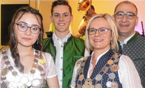 Die Hoheiten auf dem Ball: (von links) Jungschützenkönigin Selina Lohner mit Markus Karl und Franziska Forster mit Gatten Hubert. Foto manzinger