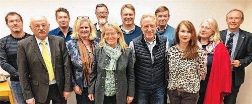 Die Kandidaten des Aktionsbündnisses für Bad Endorf: (von links) Ralf Pscherer, Dr. Horst Zeitler, Christian Wiebel, Angela Bals, Peter Graf, Bürgermeisterin Doris Laban, Curt Wiebel, Harry Link, Axel Pipo, Claudia Busch, Sabine Cyrys und Johann Weber.Foto re