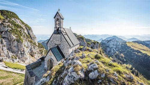 Die Kirche auf dem Wendelstein ist die höchstgelegene Kirche Deutschlands. Besonders beliebt ist sie nicht nur bei Wanderern, sondern auch bei zahlreichen Brautpaaren, die dort den Bund der Ehe schließen und dem Himmel ein Stückchen näher sein wollen. Foto Kujat/Wendelsteinbahn