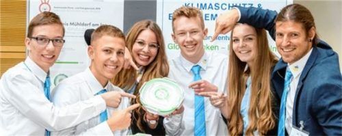 Die KlimAzubis und Klimaschutzmanager sind stolz auf ihre Lunchboxen.Foto Peter Himsel/ difu