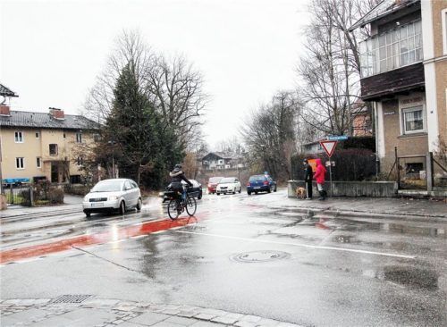 Die Kreuzung Salzburger/Wasserburger Straße in Schloßberg ist ein neuralgischer Punkt im morgendlichen Berufsverkehr. Den aus Richtung Wasserburg kommenden Verkehr, der in die Salzburger Straße einfädelt, sieht das beauftragte Fachbüro als einen wesentlichen Faktor, der Stau verursacht. Foto Reisner