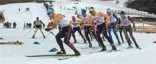 Die Langläufer aus dem Stützpunkt prägten das Geschehen im Teamsprint mit. Hier führt Florian Knopf vor Andreas Katz (Nr. 75) das Feld an, links daneben (Nr. 73) ist Lucas Bögl, der sich letztlich mit Sebastian Eisenlauer den Titel holte.