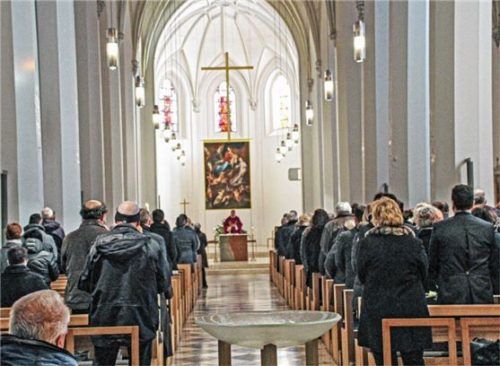 Die letzte Ehre: Stadtpfarrer Andreas Maria Zach hielt den Trauergottesdienst in St. Nikolaus.