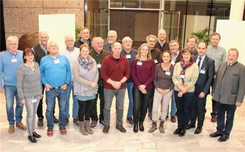 Die neu bestellten Naturschutzwächter für den Landkreis Rosenheim mit dem stellvertretenden Landrat Josef Huber (rechts).Foto re