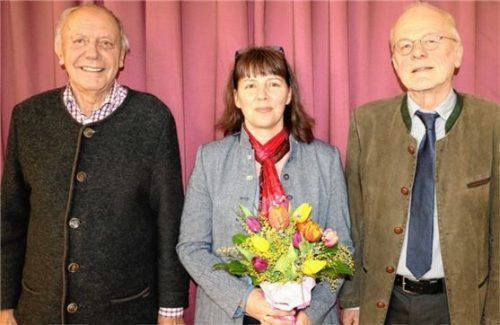 Die neue Vorsitzende des Heimat- und Geschichtsvereins Aschau (HGV Aschau), Professor Dr. Natascha Mehler, und ihre beiden Vorgänger Hans Rucker (Vorsitzender von 1998 bis 2011) und Dr. Ulrich Feldmann ( Vorsitzender von 2011 bis 2020). Foto Rehberg