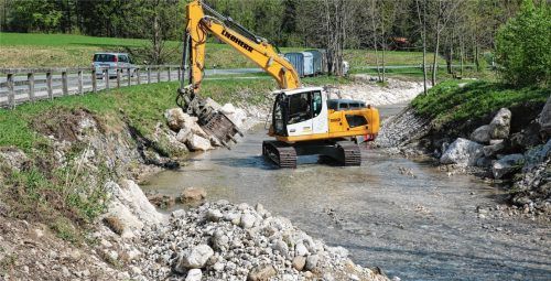 Die Prien wurde den Sommer über behutsam ausgebaut. Die Maßnahmen sollen den Hochwasserschutz in Aschau erhöhen.Foto Rehberg