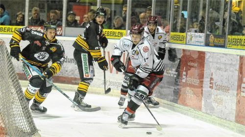 Die Rosenheimer Dominik Daxlberger (vorne) und Josh Mitchell werden von Füssens Jalen Schulz (links) und dem zweifachen Torschützen Ondrej Zelenka attackiert.Foto Köhntopp