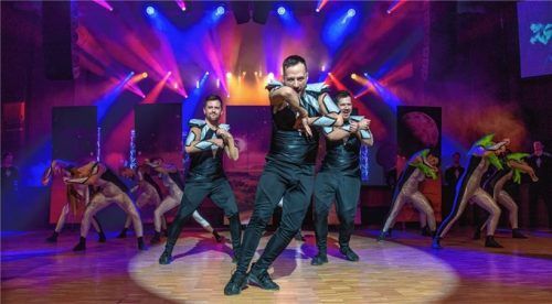 Die Rosenheimer Garde lieferte eine Show mit aberwitzigem Tempo ab, riss die Ballbesucher zu Jubelstürmen hin.