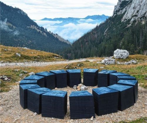 Die Skulpturen der einheimischen Künstler schenken einen neuen Blick auf die faszinierende Berglandschaft. Foto Monika Stöckelhuber/ Neue Künstlerkolonie Brannenburg